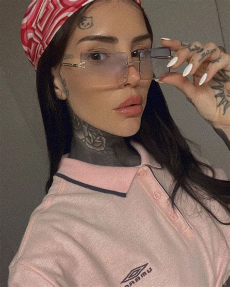 Cande Tinelli se sumó al estilo Motomami con un look rosa frente al