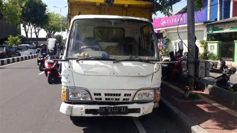 Truk Sampah Tabrak Pejalan Kaki Hingga Tewas Tkp Di Depan Oleh Oleh