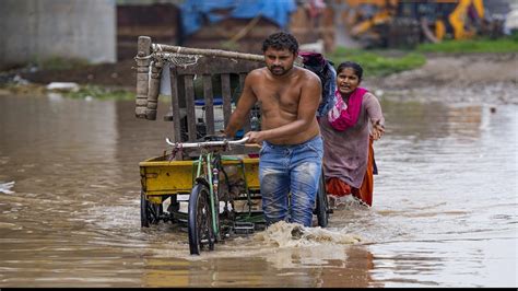 दिल्ली में यमुना की लहर बेलगाम हजारों लोगों का रेस्क्यू निचले इलाकों में बाढ़ का अलर्ट Dna Hindi