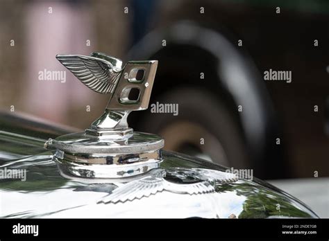 Silver Bentley Logo Sign Hi Res Stock Photography And Images Alamy