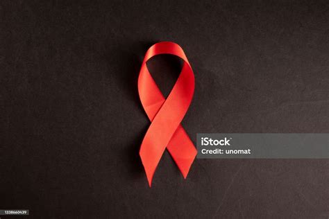 빨간 리본 Hiv 검은 배경에 에이즈 인식 의료 표지판 복사 공간을 복사합니다 리본에 대한 스톡 사진 및 기타 이미지 리본