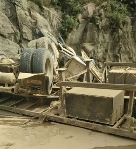 Carreta Tomba Na Serra De S O Vicente E Motorista Fica Preso S