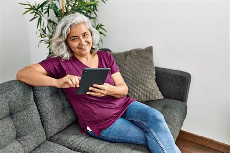 Mulher De Cabelos Grisalhos De Meia Idade Usando Touchpad Sentado No