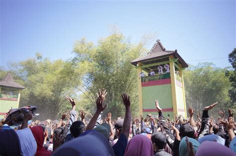 Tradisi Saparan Yaqowiyu Ribuan Warga Padati Alun Alun Plampeyan AtmaGo