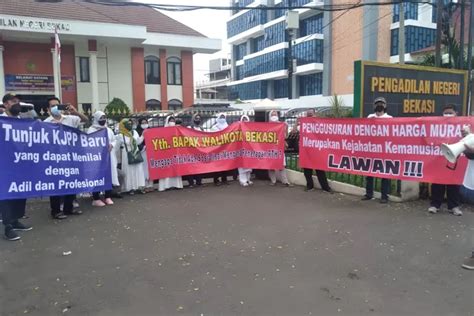 Tuntut Ganti Rugi Yang Layak Warga Bendung Btb Demo Di Pn Kota