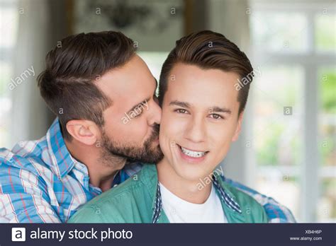 Men Kissing Gay Stockfotos Men Kissing Gay Bilder Alamy