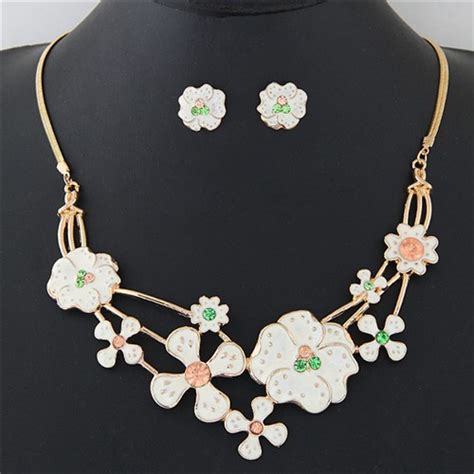 Rhinestone Inlaid Oil Spot Glazed Sweet White Flowers Costume Necklace