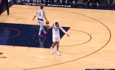 [搞笑] Luka Doncic 犯低級開球失誤，讓接球的 Javale Mcgee 又再出現在 Shaqtin A Fool 影片中 籃球場 籃球地帶 Fanpiece