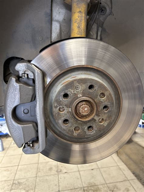 Замена передних тормозных дисков — Skoda Octavia A7 Mk3, 1,8 л, 2013 ...