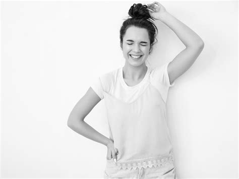 Retrato do modelo de menina jovem morena linda maquiagem nude em roupas de verão colorido