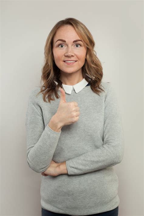 Linda Mulher Feliz Mostrando O Polegar Para Cima Em Fundo Branco Imagem