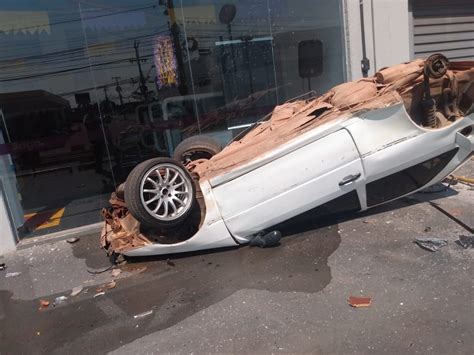 Em Alta Velocidade Motorista Capota Carro E Sofre Traumatismo Craniano