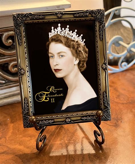 QUEEN ELIZABETH II Mini Framed Portrait With Easel in Gift Box Royal ...