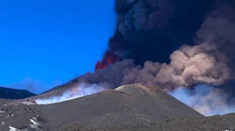 Etna La Fase Pi Intensa Dell Eruzione Fontane Di Lava E Colonna Alta