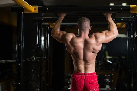 Fisiculturista Fazendo Pull Ups Melhores Exerc Cios Para As Costas