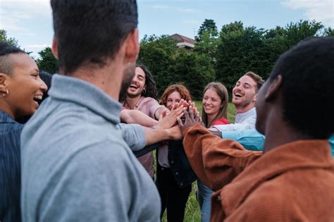 Grupo De Amigos De Diferentes Culturas Juntos Al Aire Libre Uni Ndose Y