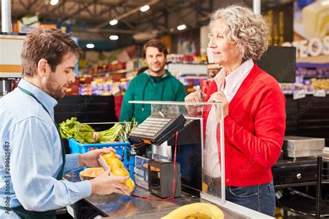 Kundin An Der Supermarkt Kasse Schaut Auf Kassierer Stock Photo Adobe