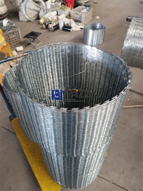 Hot Dipped Galvanized Bto Concertina Razor Blade Barbed Wire China