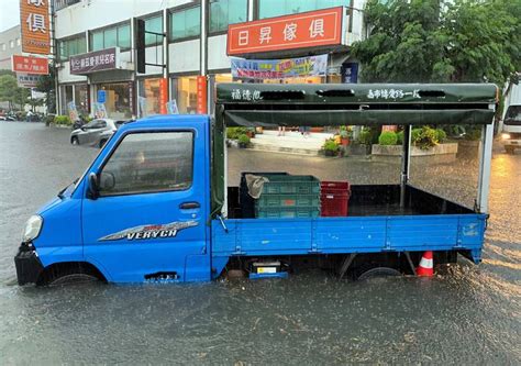 嘉義市午後強降雨 部分地區積淹水約輪胎高圖 中央通訊社 Line Today