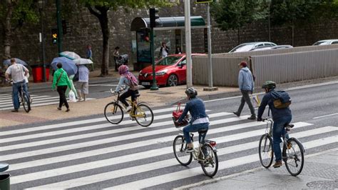 Se Puede Cruzar Un Paso De Peatones Montado En La Bici Racvn