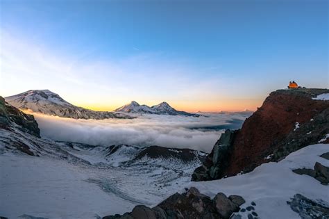 Belas paisagens de altas montanhas rochosas cobertas de neve sob um céu