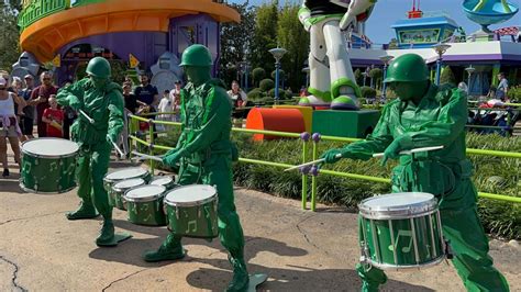 Photos Video Green Army Men Return To Toy Story Land At Disneys