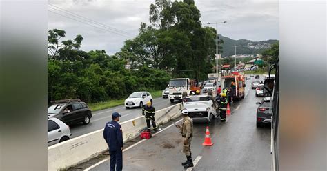 Acidente na SC 401 gera filas e complica trânsito da capital