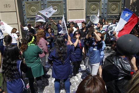 [fotos] Trabajadores Públicos Protestan Frente A La Moneda En Jornada