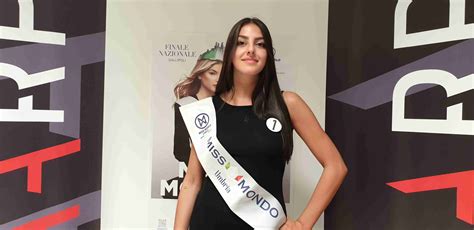 La 17enne di Bastia Umbra Greta Narcisi è Miss Mondo Umbria 2022