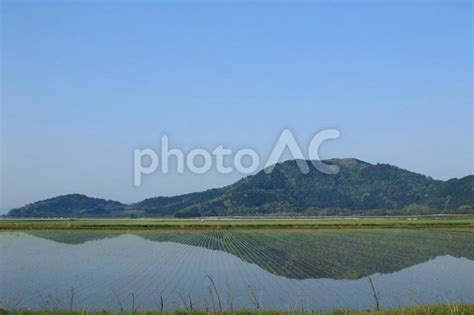 水を張った田んぼに植えた苗と映り込む山 No 1796386｜写真素材なら「写真ac」無料（フリー）ダウンロードok