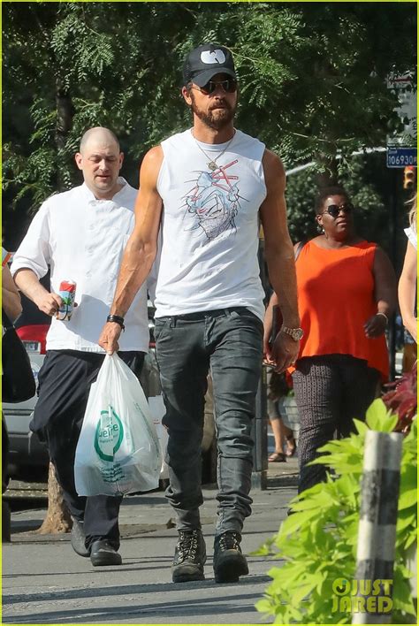 Photo Justin Theroux Shows Off His Buff Biceps While Food Shopping