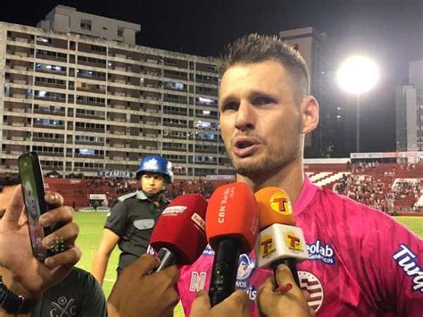 Por conta de dores no joelho goleiro Vagner anuncia saída do Náutico