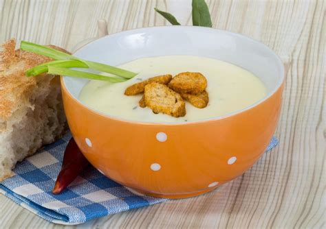 Sopa De Queso Con Picatostes En Un Bol Sobre Fondo De Madera