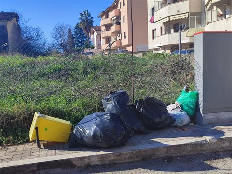 Ancora Sacchi Neri Abbandonati Per Strada In Via Liri