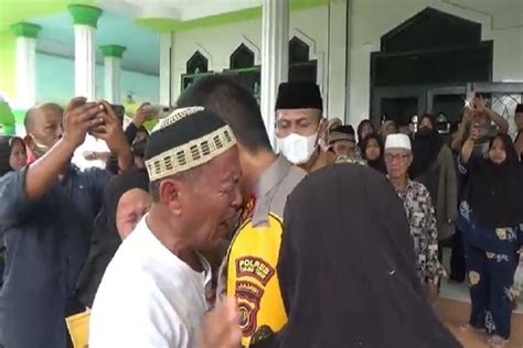 Tangis Histeris Pecah Saat 5 Jenazah Korban Tewas Di Kapal Tongkang