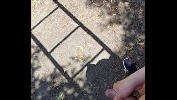 Caminando completamente desnudo en un parque público XVIDEOS