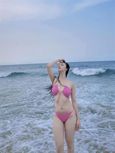 Quỳnh Kool diện bikini 2 mảnh khoe đường cong gợi cảm mướt mắt