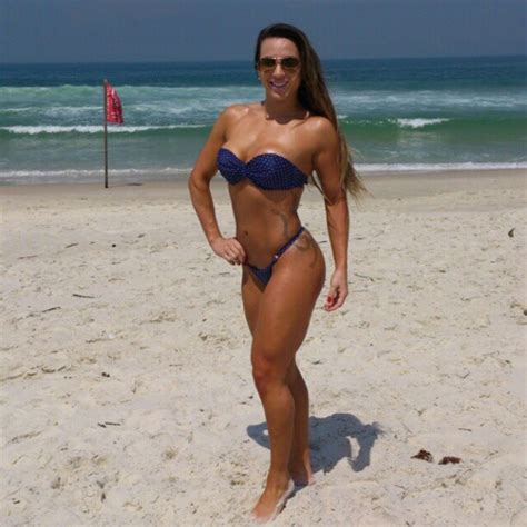 Ego Ex Bbb Michelly Exibe Corpo Menos Musculoso Na Praia Not Cias