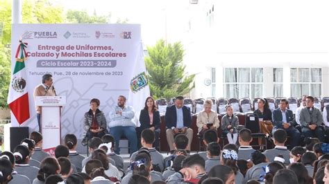 Gobierno De Puebla Entrega Uniformes Y Mochilas A Estudiantes De