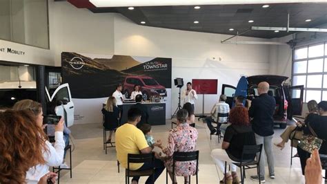 Medio Centenar De Personas Asisten A La Presentaci N De La Nissan