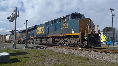 CSX Freight Train Q583 Heading Northbound With CSXT 924 In The Lead