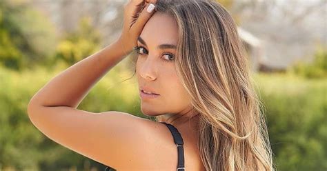 Floppy Tesouro jugó entre las olas y lució como nunca sus increíbles curvas con una bikini