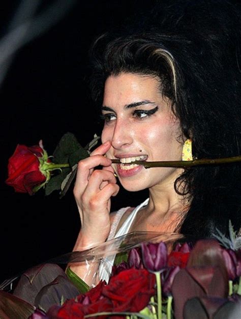 Amy Winehouse Receives Flowers On Stage Amy Winehouse Winehouse Amy