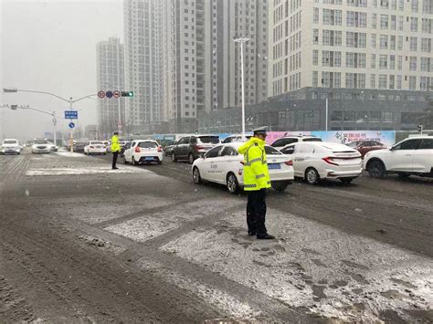 临沂交警直属三大队：雪天执勤保畅通 守护群众平安路 搜狐大视野 搜狐新闻