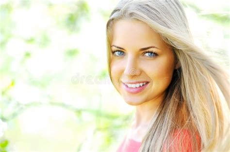 Junge schöne blonde Frau stockfoto Bild von recht lebensstil 24687042