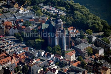 Stralsund von oben Kirchengebäude der Sankt Marien Gemeinde im