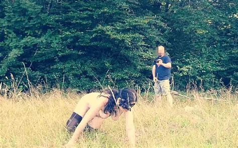 Extrême pisse en public sous la douche dorée dans mon visage de salope obéissante de Fuck me