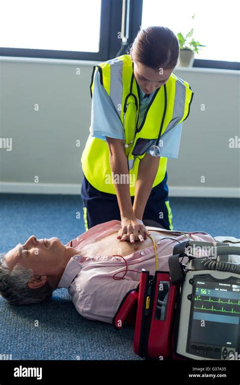 Notfall Defibrillator Stockfotos Und Bilder Kaufen Alamy