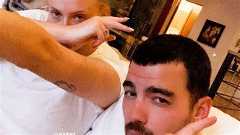 Nach Geburt Joe Jonas Postet Erstes Bild Mit Sophie Turner