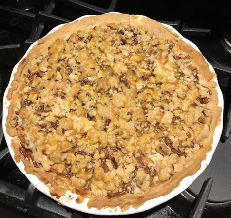 A Really Easy Caramel Pecan Apple Pie Recipe